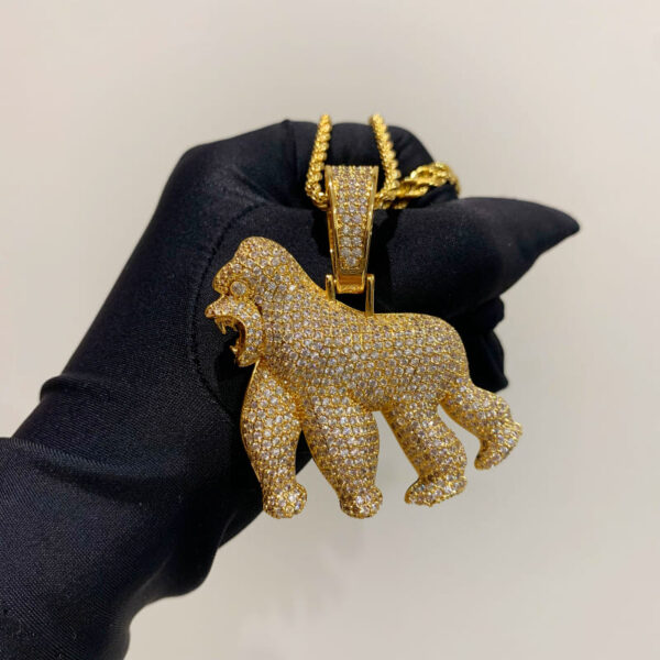 ICETOPLUXE close-up of the gold roaring gorilla pendant, highlighting the shine of AAA zirconia